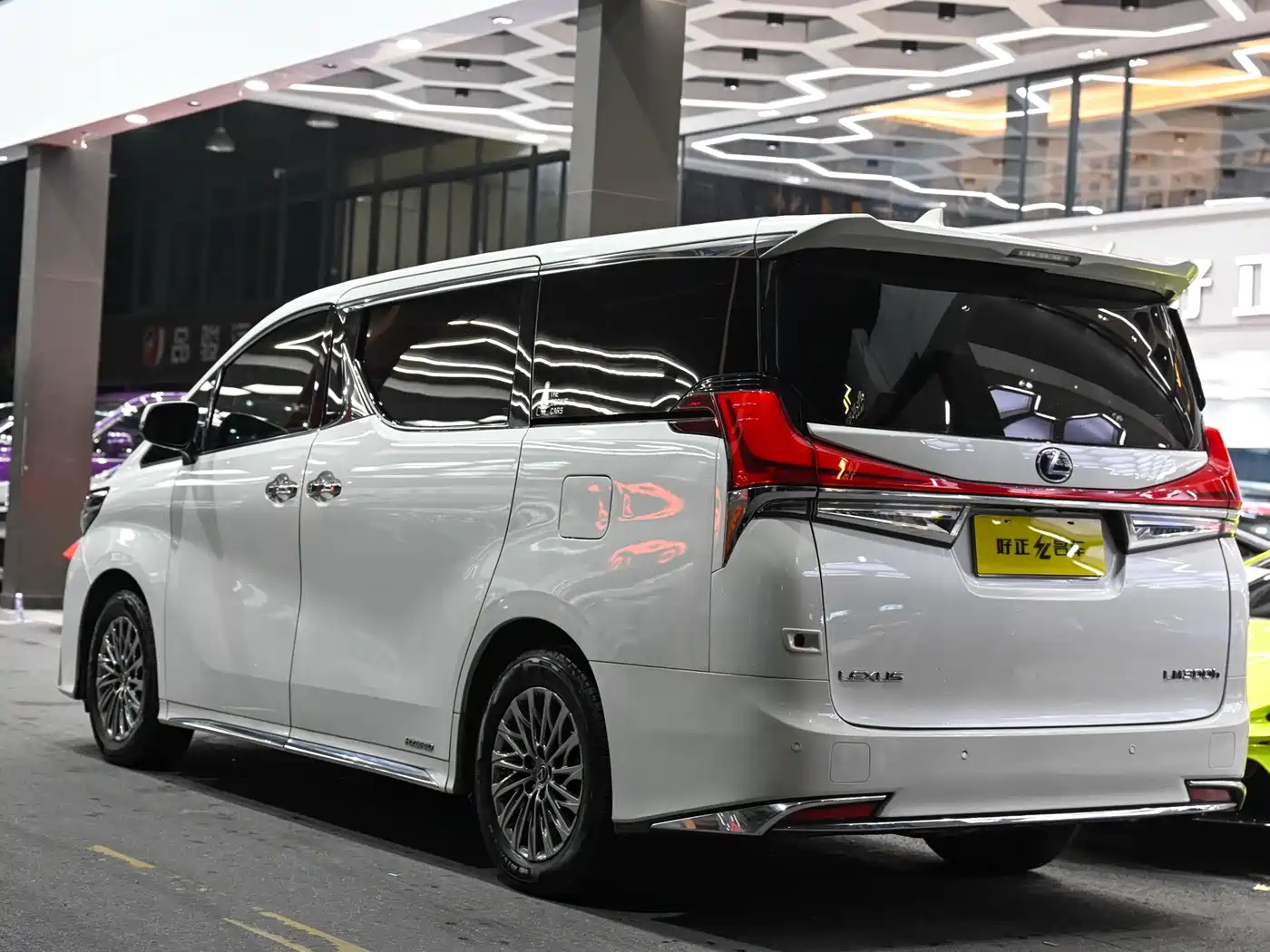 Lexus LM 2020 300h 4-Seat Imperial Edition фото 4