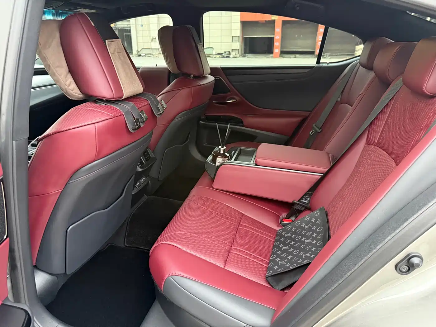 Lexus ES 2022 300h Silver Limited Edition фото 5