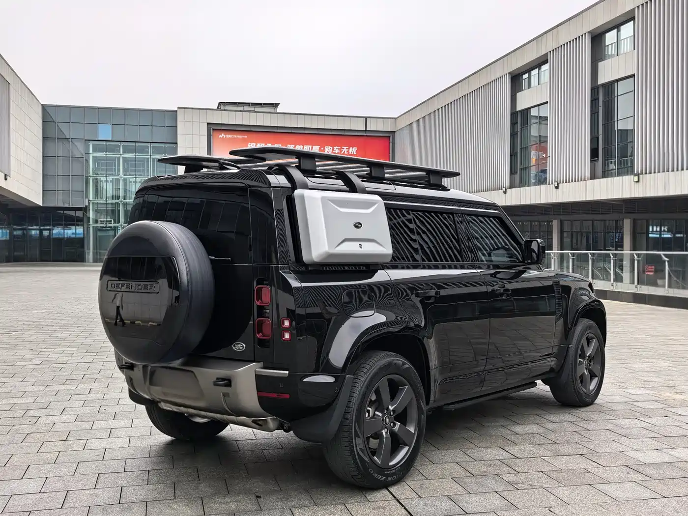 Land Rover Defender 2022 110 P400 X-DYNAMIC HSE фото 5