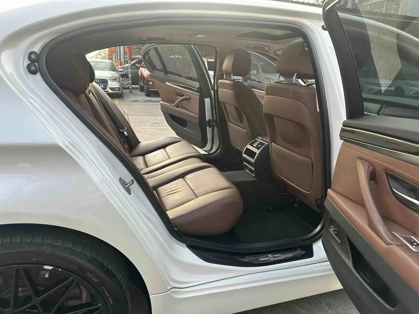 BMW 5 Series 2014 525Li Leading фото 10