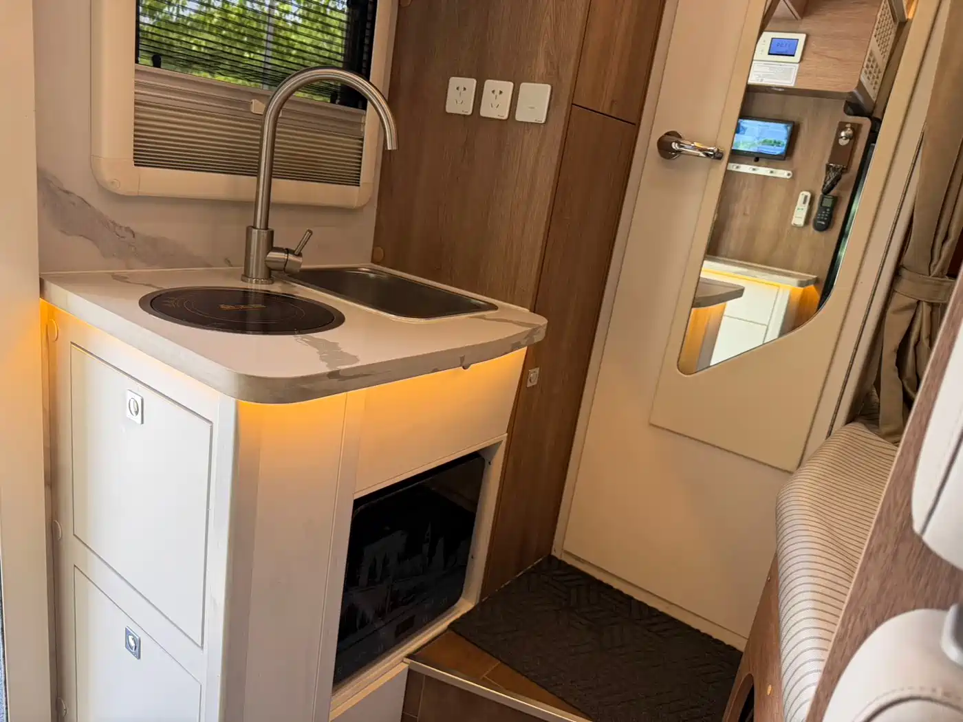 SAIC Maxus V100 RV 2022 Model 2.0T Life Home V100 Mountain Living Edition Longitudinal Bed фото 17