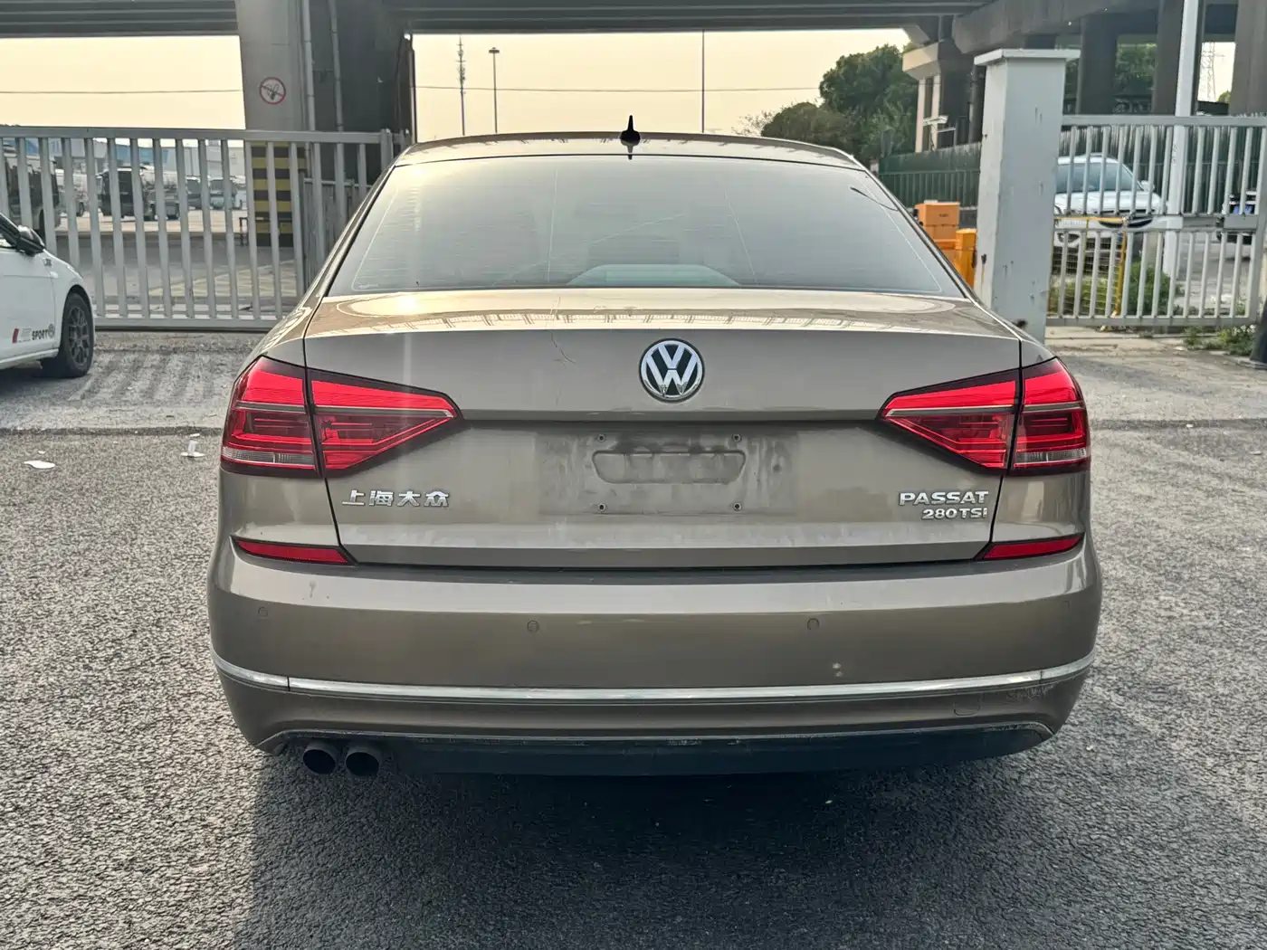 Volkswagen Passat 2016 280TSI DSG Honor Edition фото 15