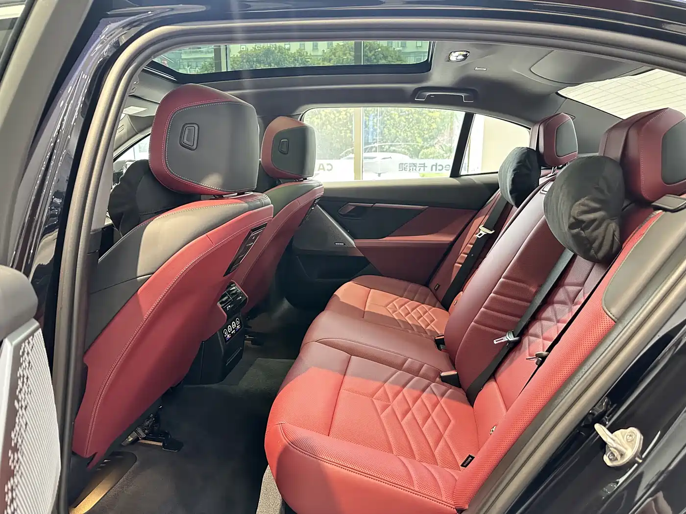 BMW 5 Series 2026 530Li Leading M Sport Package фото 15