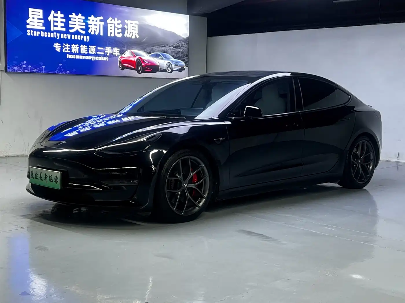 Фото 1 - Tesla Model 3