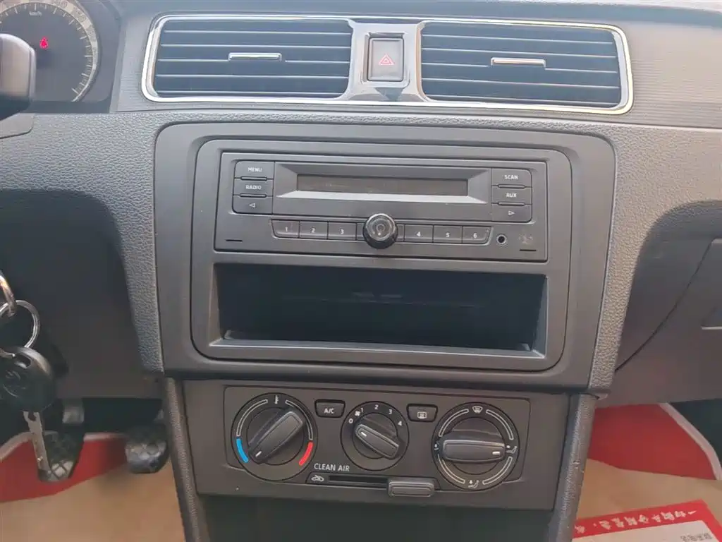 Škoda Rapid 2018 1.4L Manual Standard Edition фото 13