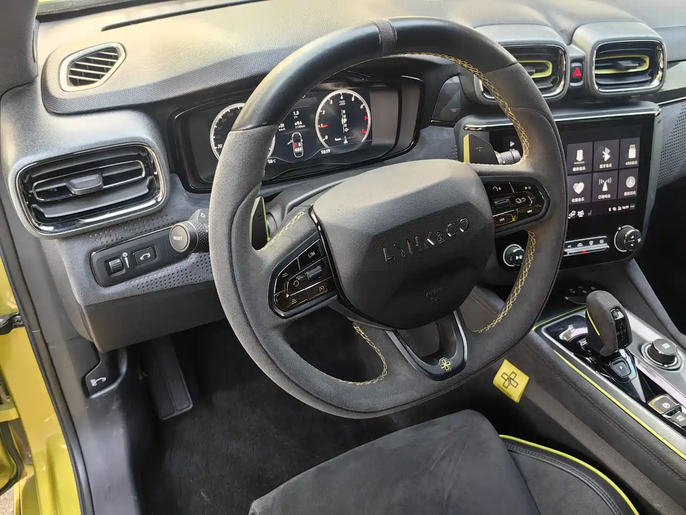 Lynk & Co 03 2020 03+ 2.0TD Auto Performance Package Edition фото 19