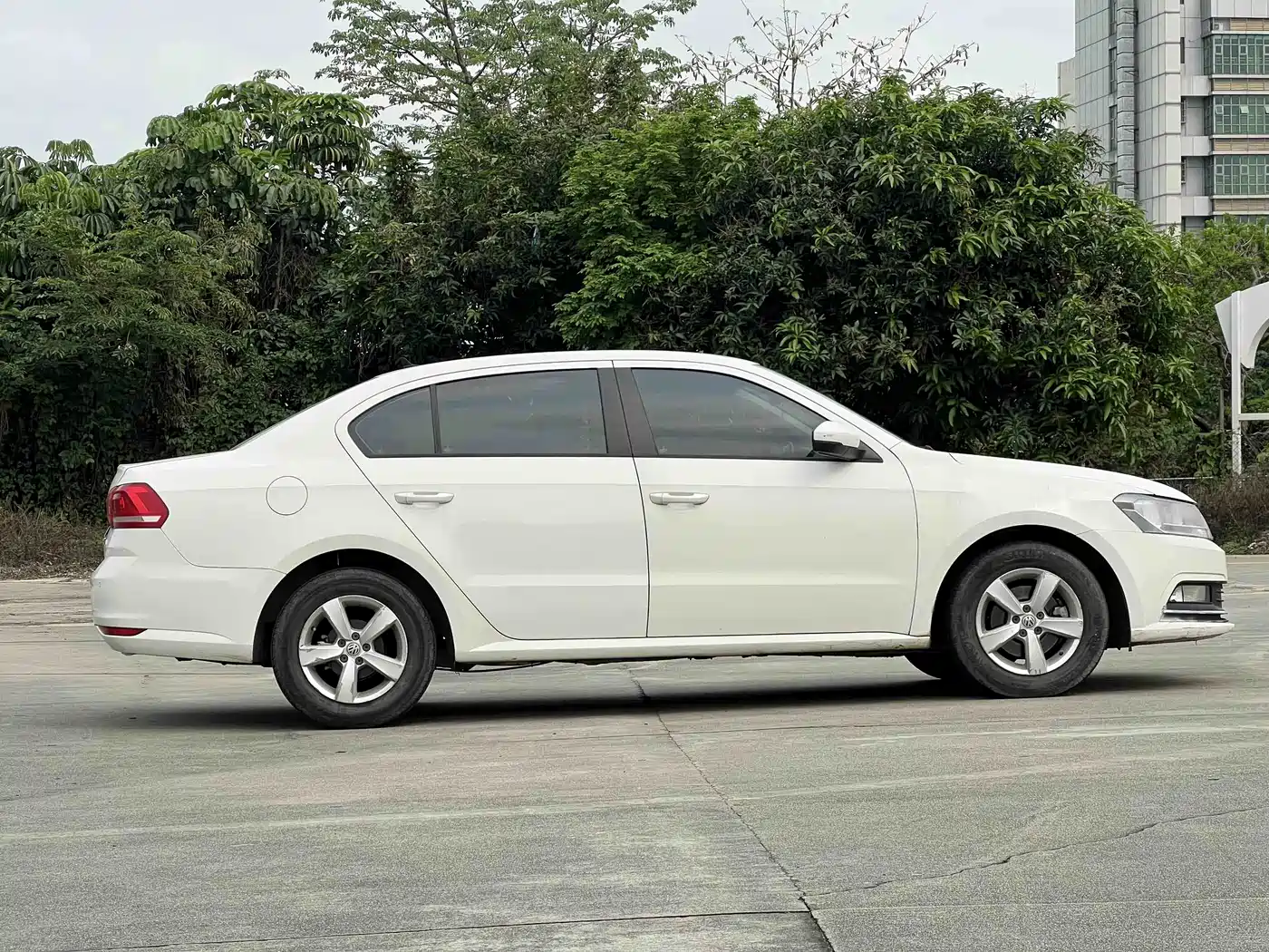 Volkswagen Lavida 2015 1.6L Automatic Trend Edition фото 2