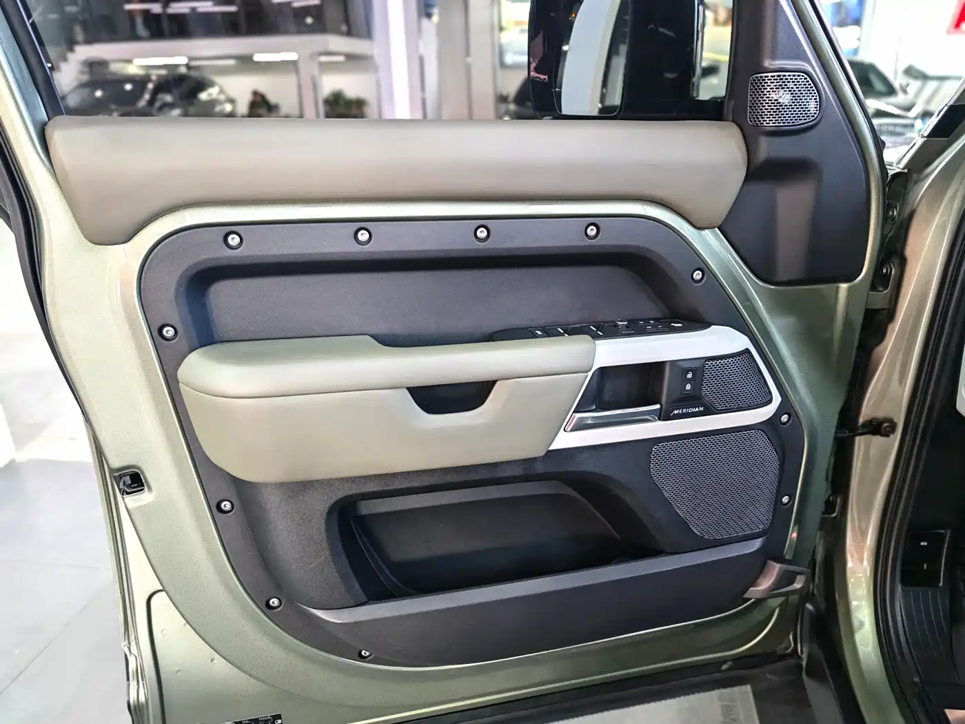 Land Rover Defender 2020 Model 110 P400 HSE фото 25