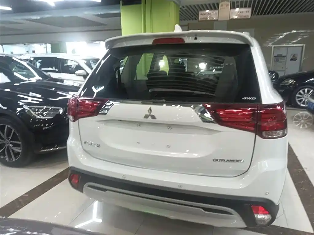 Mitsubishi Outlander 2019 2.4L 4WD Deluxe Edition 7-Seater China VI фото 6