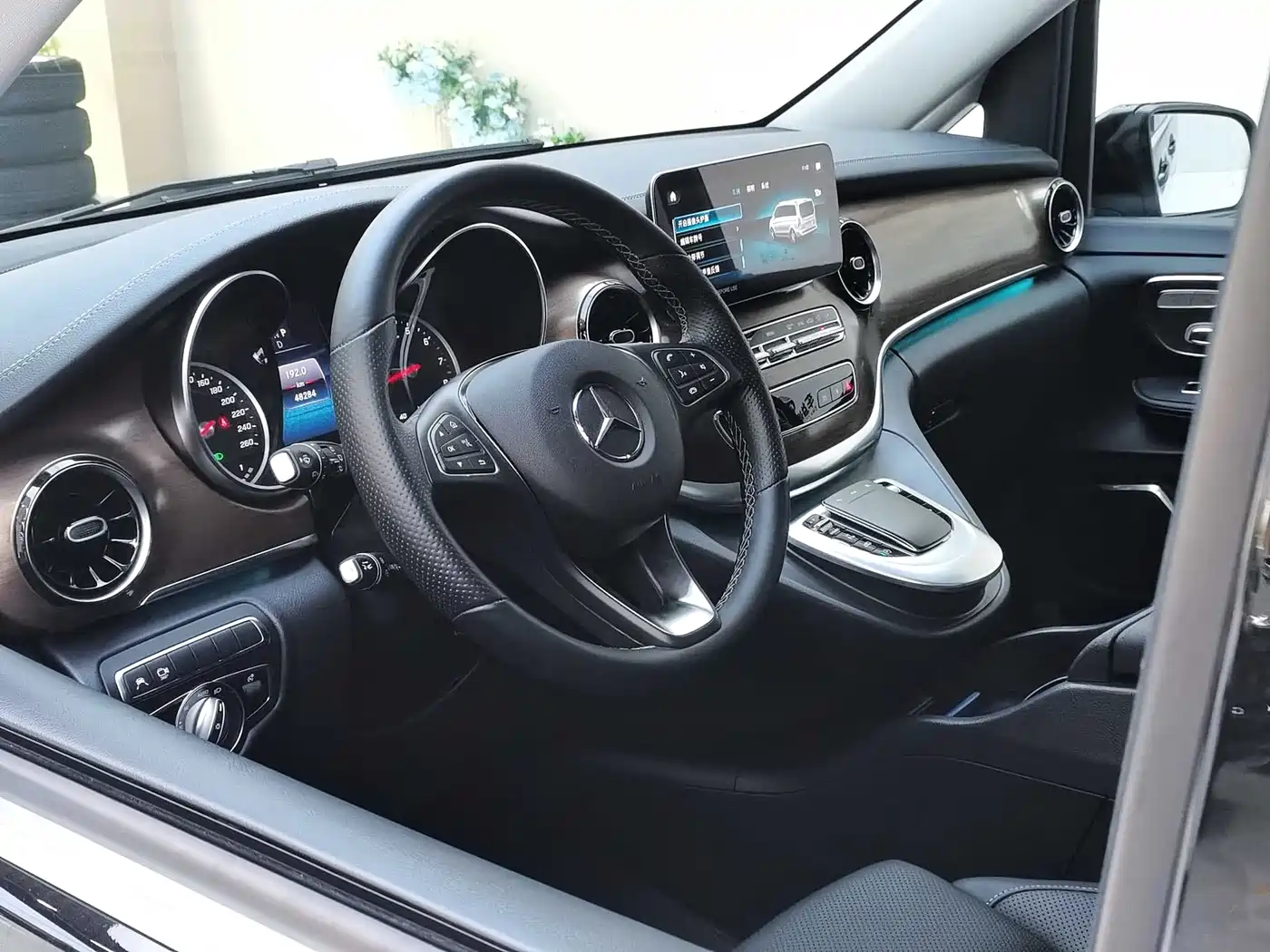Mercedes-Benz V-Class 2022 V 260 L Long Wheelbase Luxury Edition фото 12