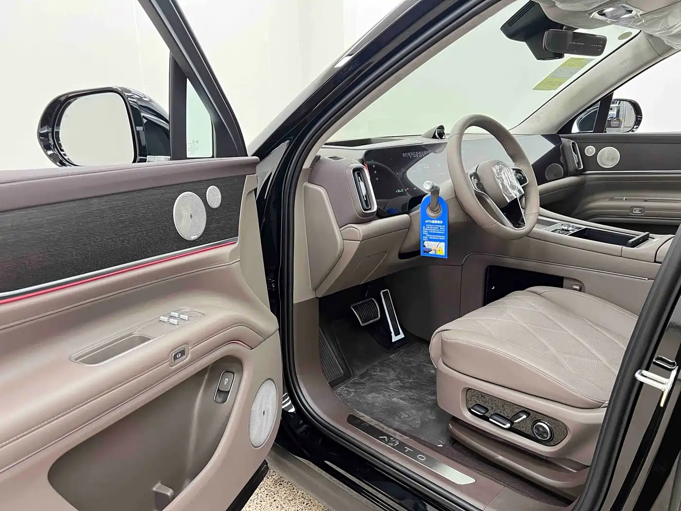 AITO Wenjie AITO M9 2025 Extended Range Ultra 52kWh 6-Seater фото 14