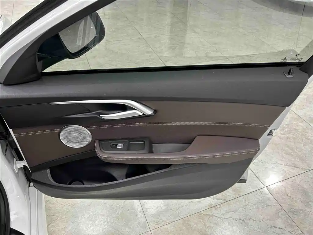 BMW 1 Series 2023 120i M Sport Shadow Edition фото 13