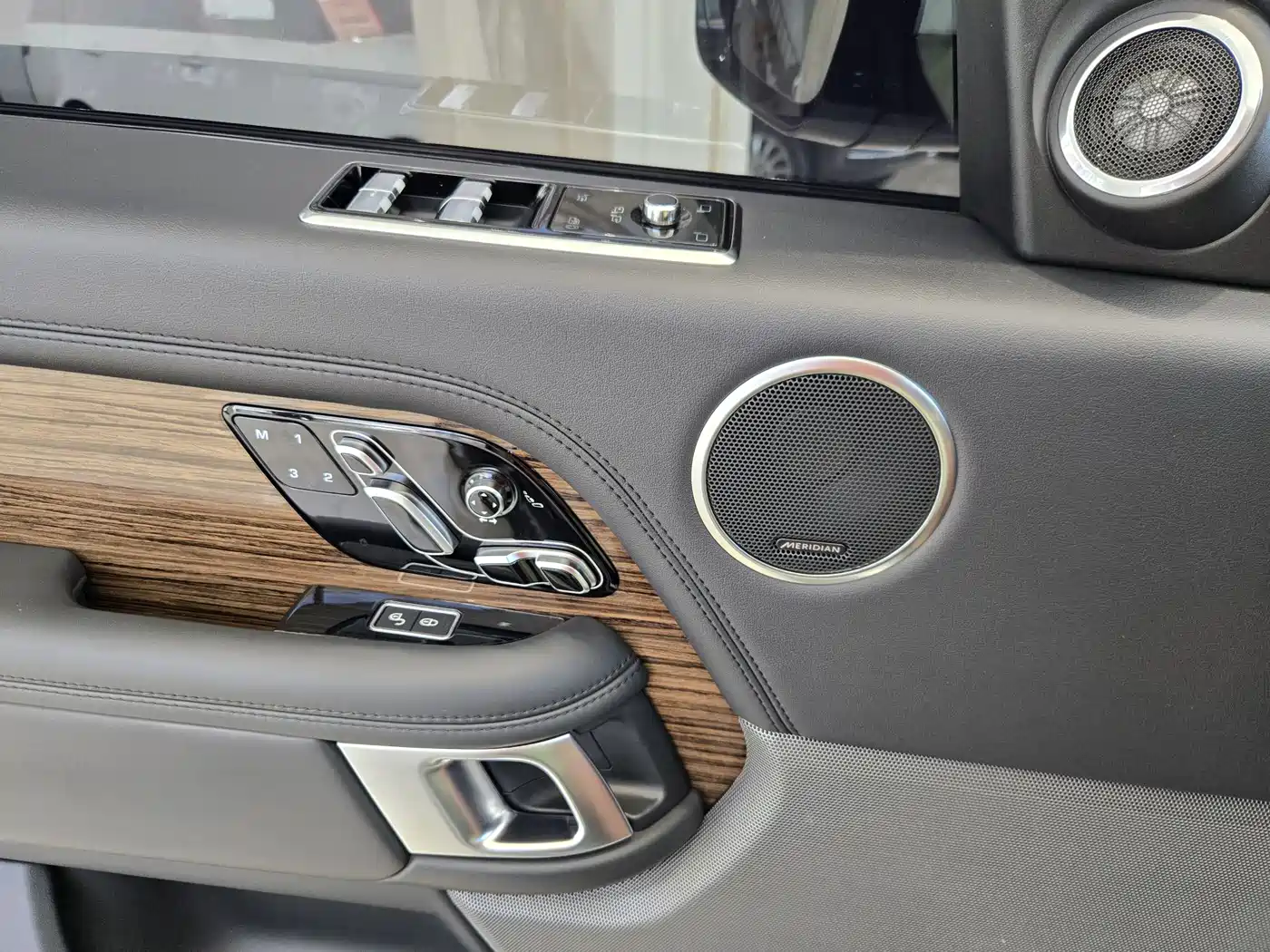 Land Rover Range Rover 2018 3.0 SC V6 Vogue Heritage Extended Edition фото 24