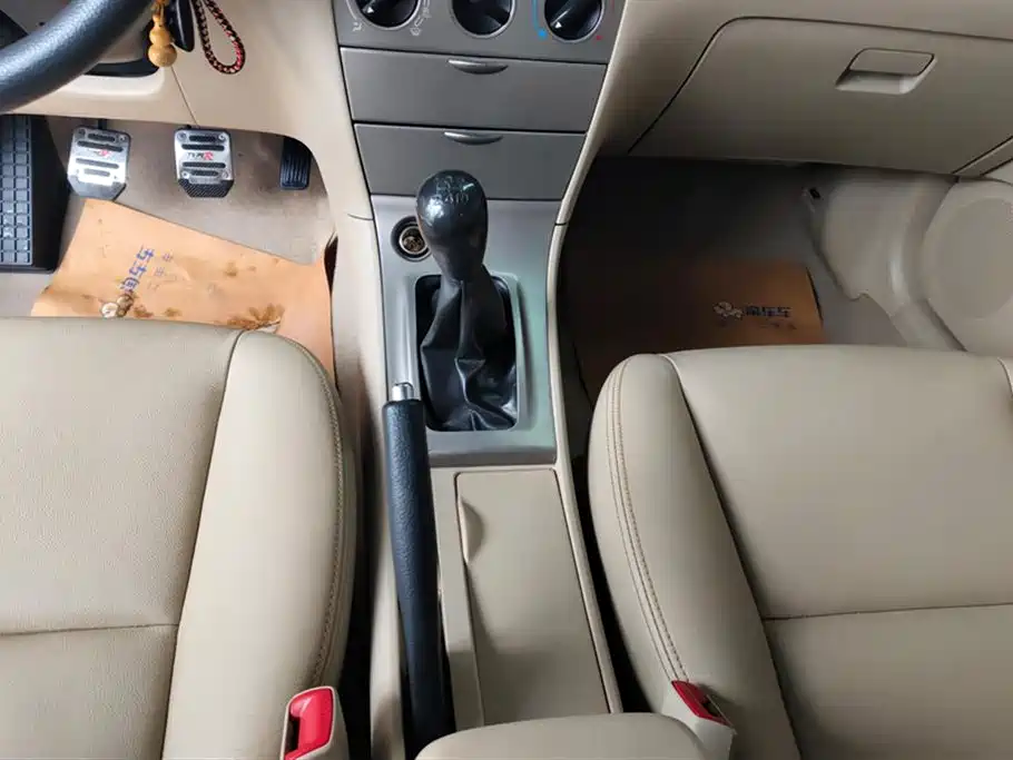 Toyota Corolla 2013 1.6L Manual Luxury Edition фото 16