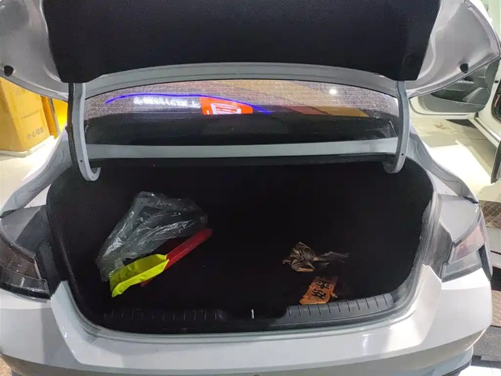 Hyundai Elantra 2022 1.5L CVT LUX Premium Edition фото 14