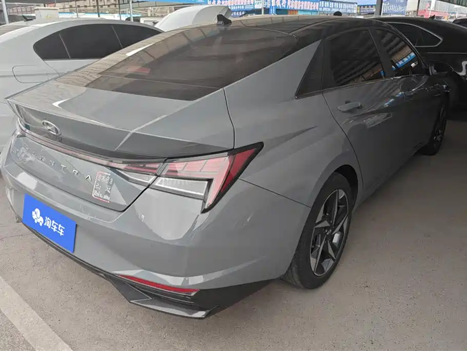 Hyundai Elantra 2022 1.5L CVT LUX Premium Edition фото 3