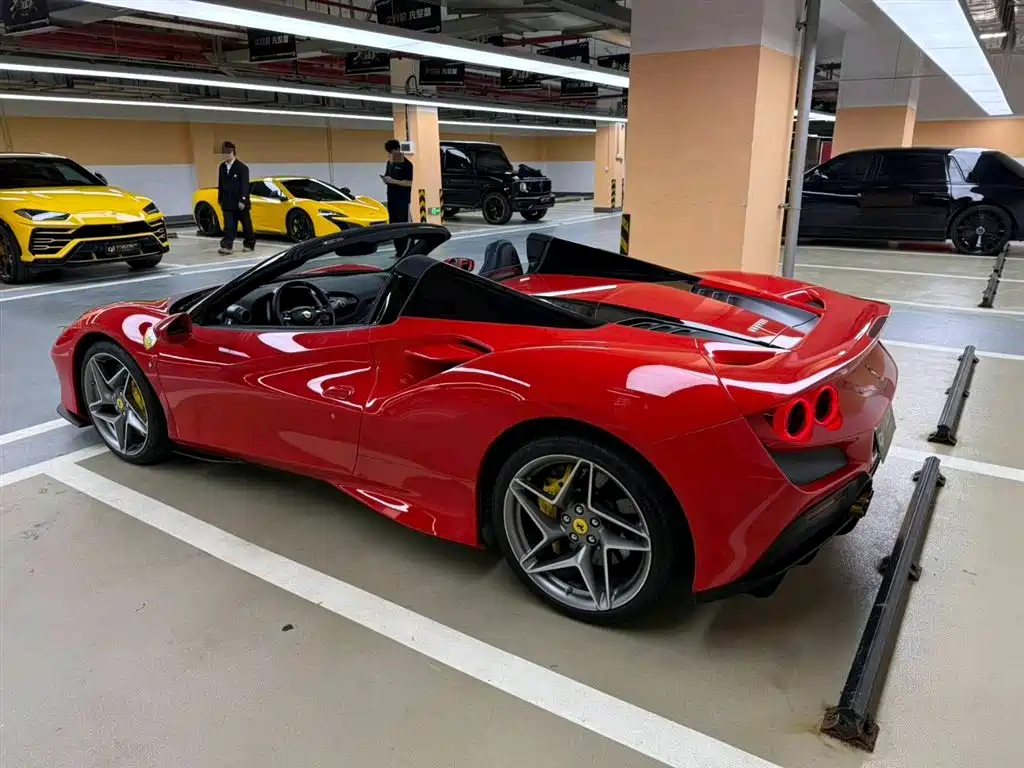 FERRARI F8