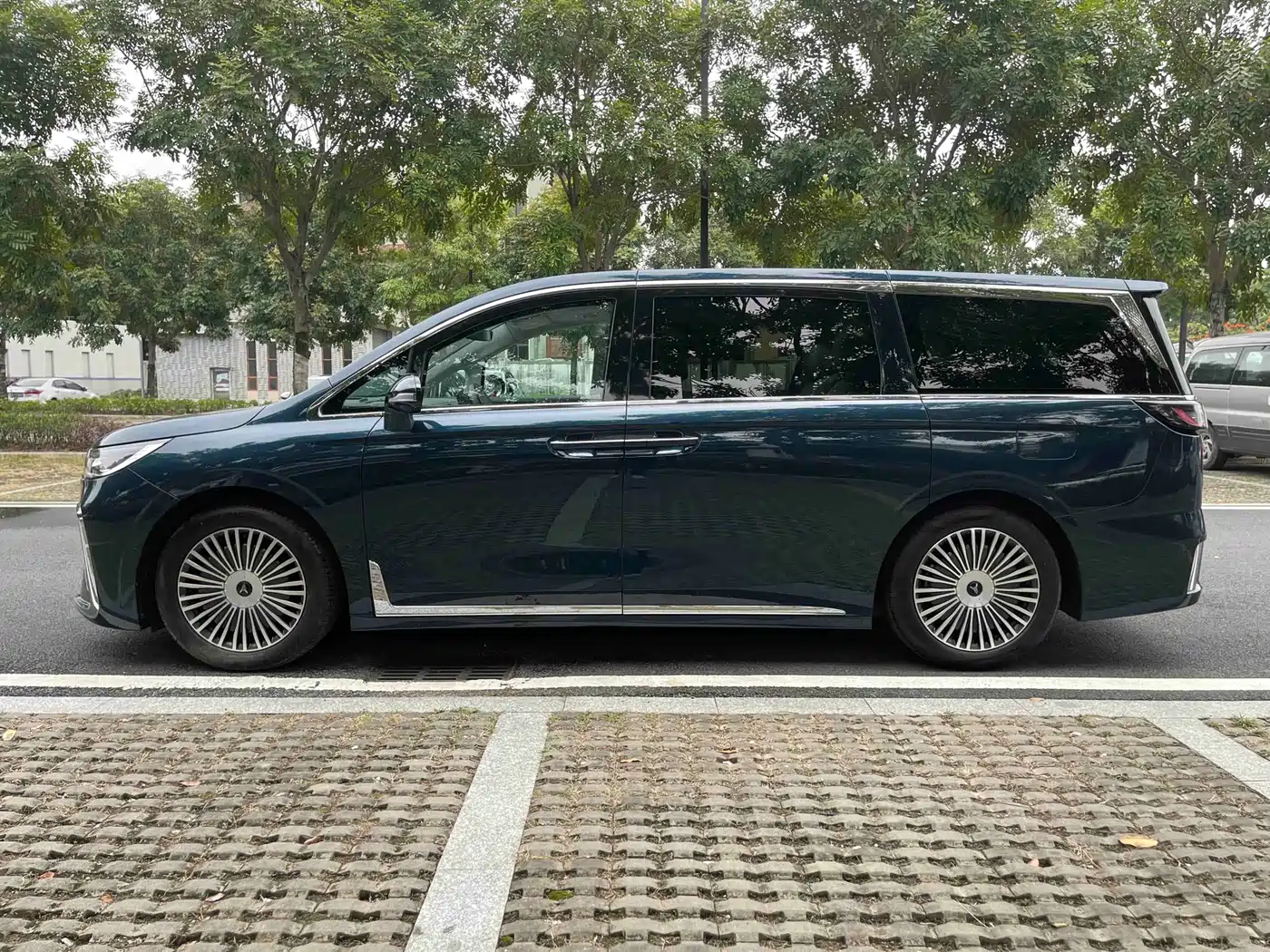 Voyah Auto Voyah Dreamer 2025 PHEV AWD Flagship Kunpeng Edition фото 4