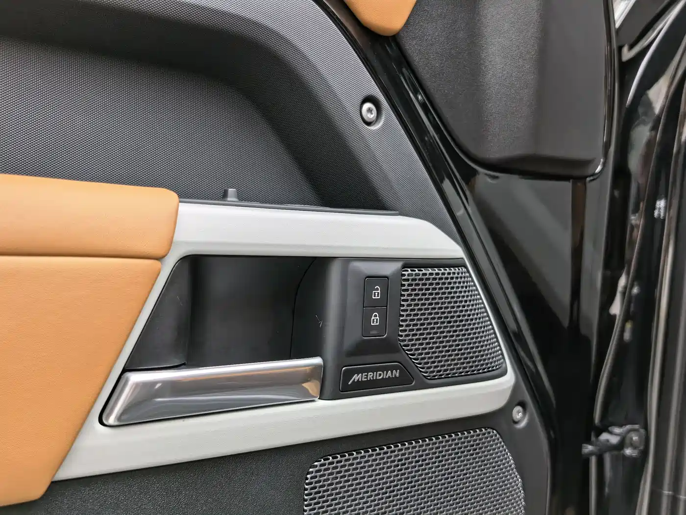 Land Rover Defender 2023 Model 110 3.0T P400 Dark Special Edition фото 5