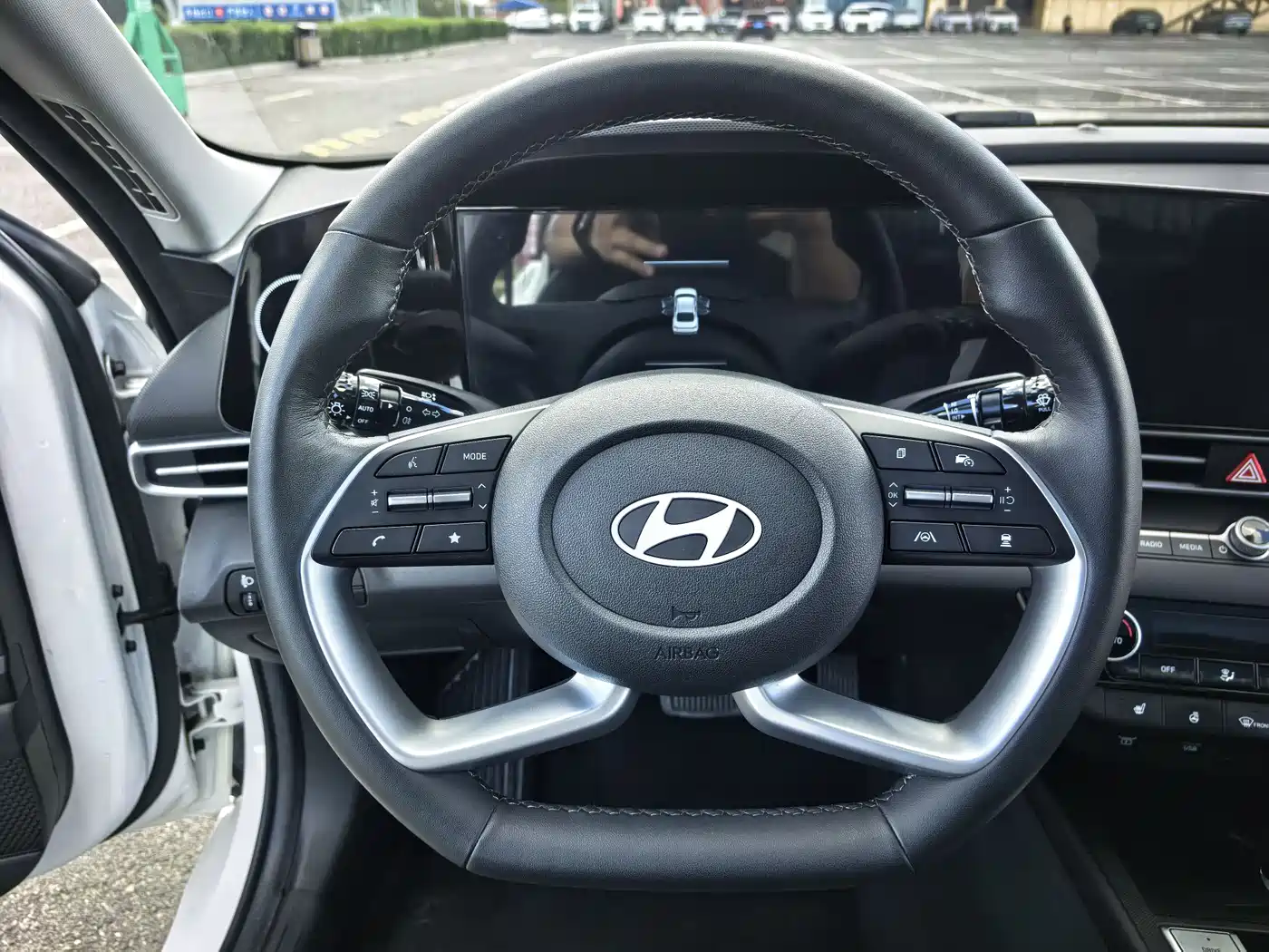 Hyundai Elantra 2023 Model 1.5L CVT LUX Premium Edition фото 11