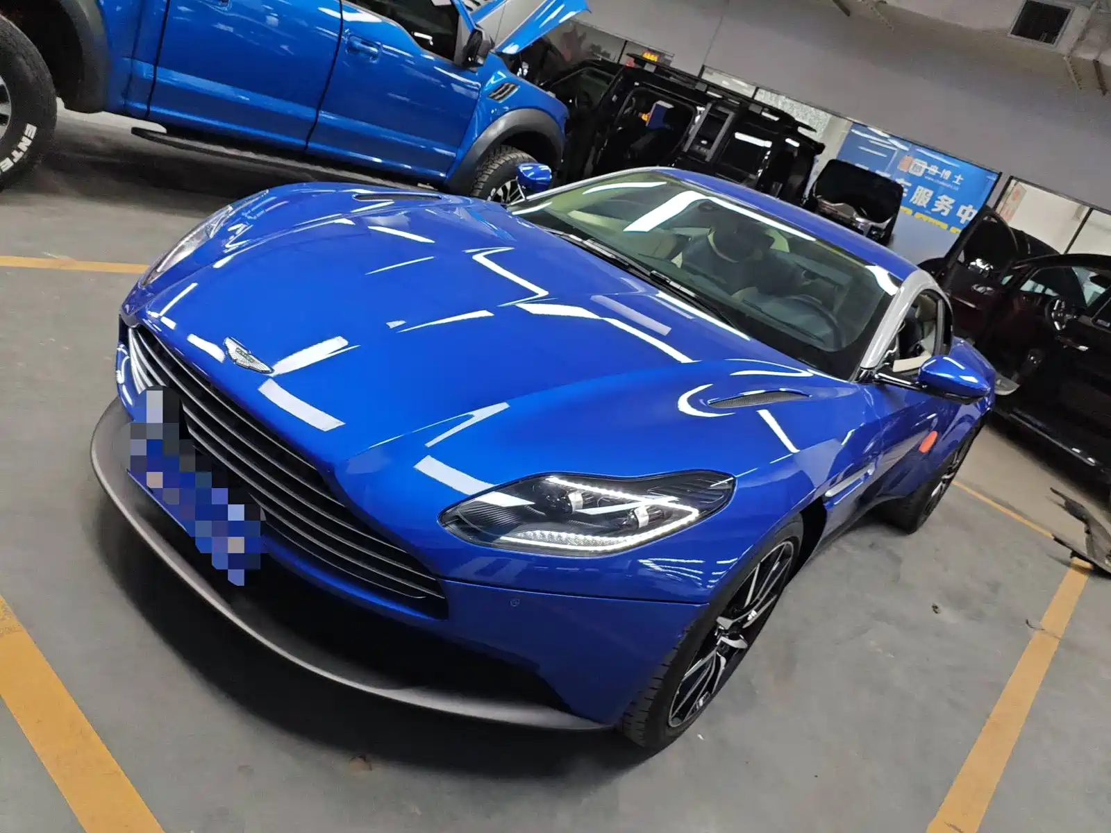 Фото 1 - Aston Martin DB11