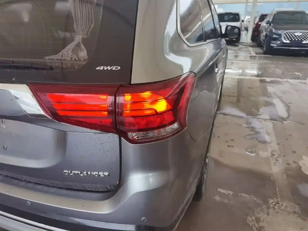 MITSUBISHI OUTLANDER