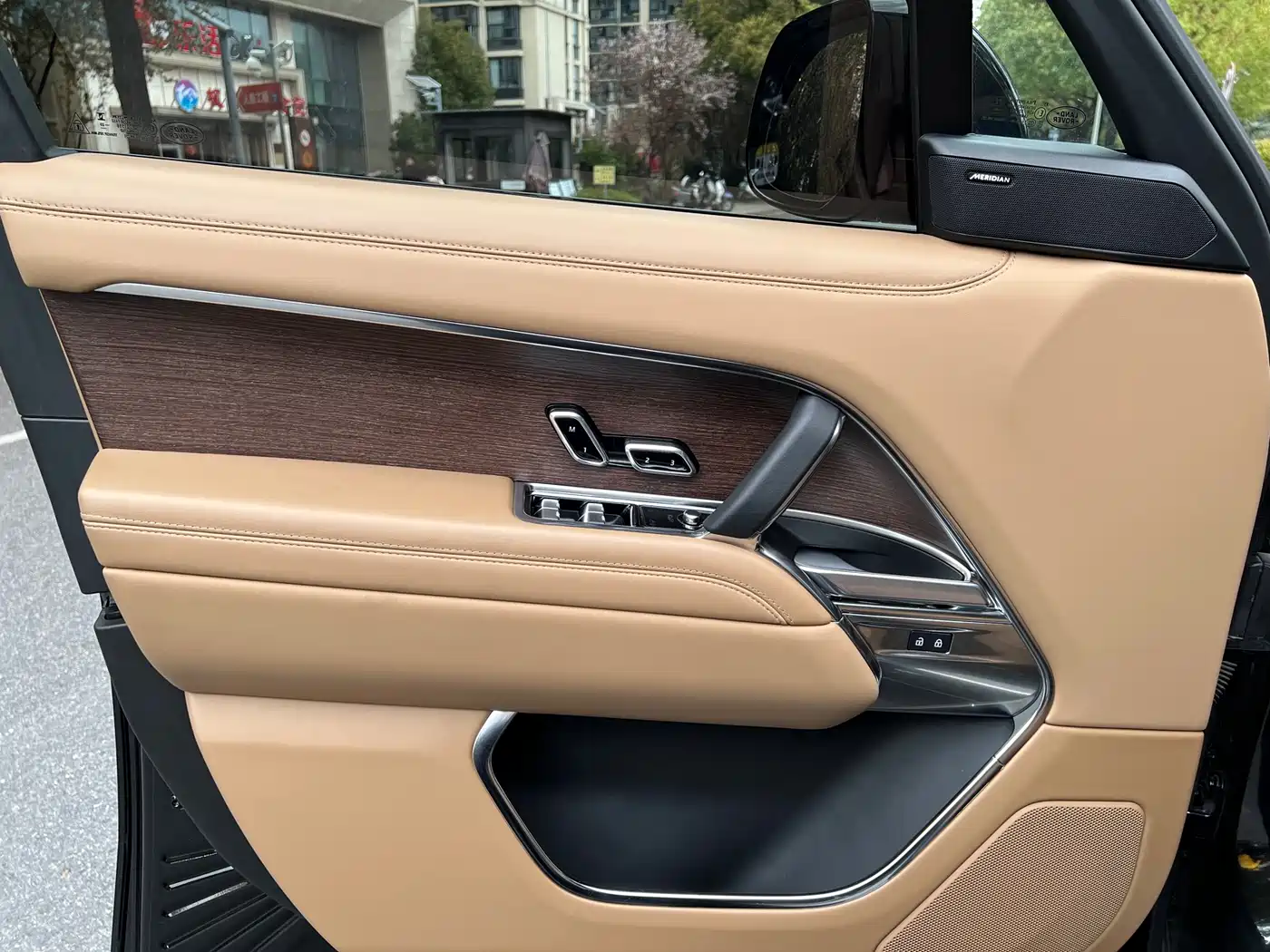 Land Rover Range Rover 2023 3.0 L6 360PS Golden Age Edition фото 14