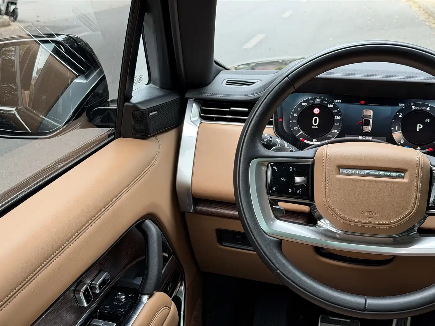 Land Rover Range Rover 2023 3.0 L6 360PS Golden Age Edition фото 23