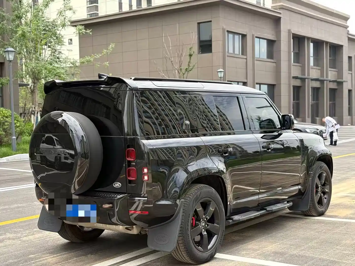 Land Rover Defender 2023 Model 110 3.0T P400 Dark Special Edition фото 11