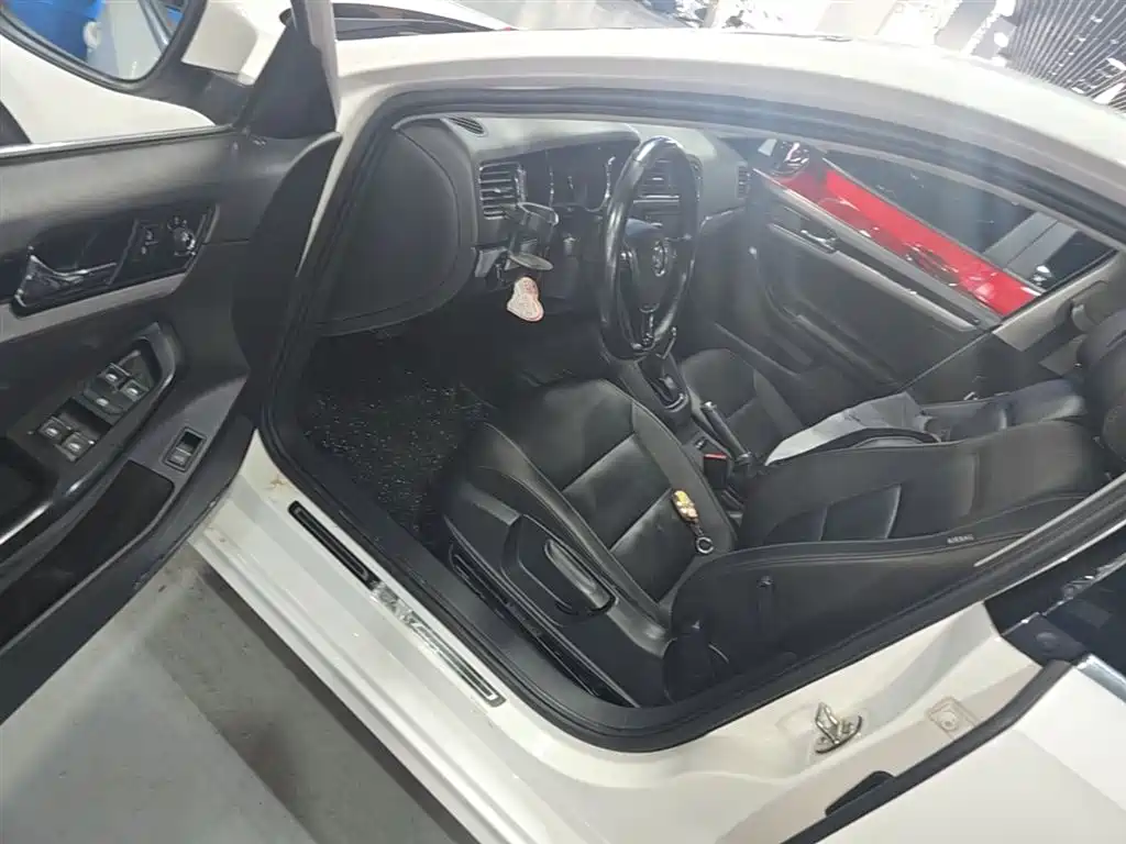 Volkswagen Sagitar 2018 1.6L Automatic Comfort фото 16