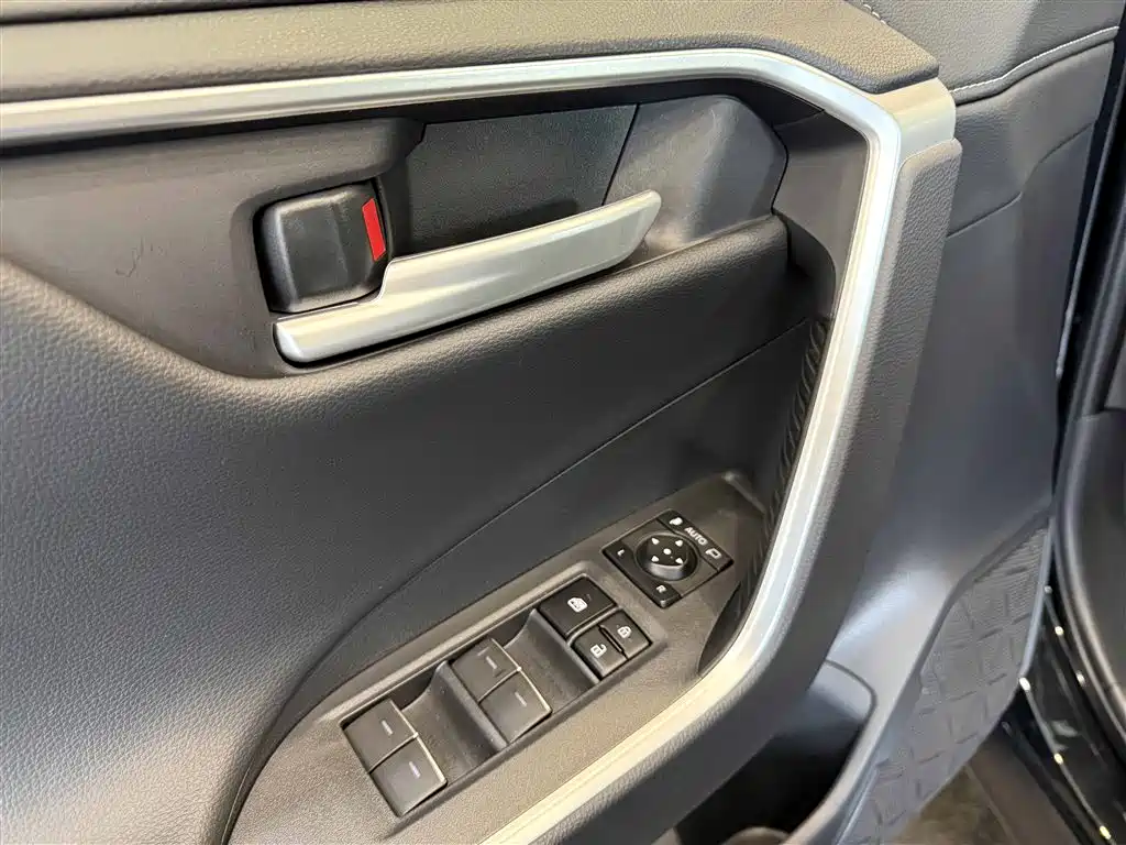 Toyota Wildlander 2023 Hybrid 2.5L E-CVT AWD Premium Edition фото 17