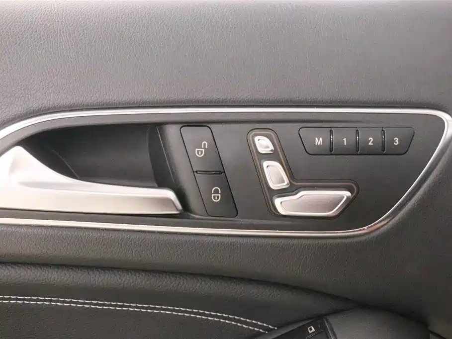 Mercedes-Benz GLA 2017 GLA 200 Dynamic фото 12
