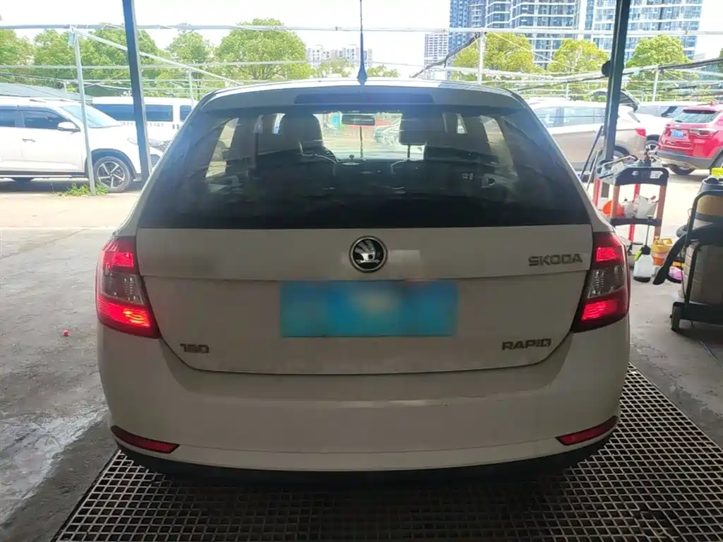 Škoda Skoda Rapid Spaceback 2016 1.6L Automatic Advance Edition фото 6