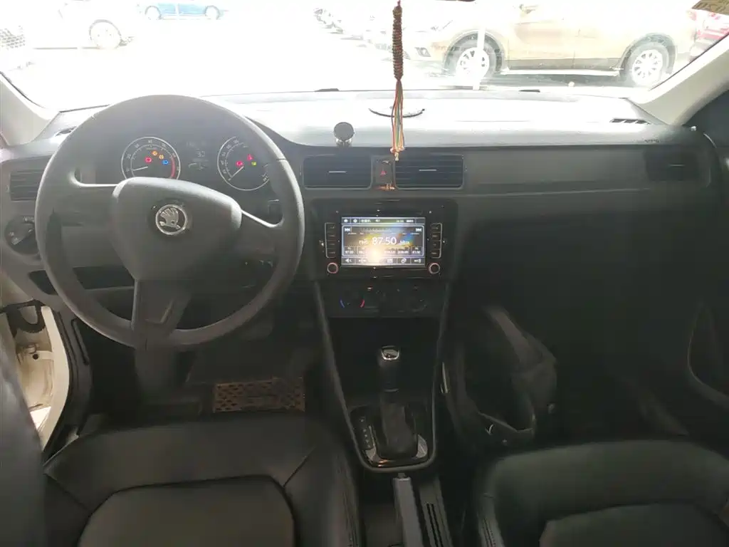 Škoda Skoda Rapid Spaceback 2016 1.6L Automatic Advance Edition фото 10
