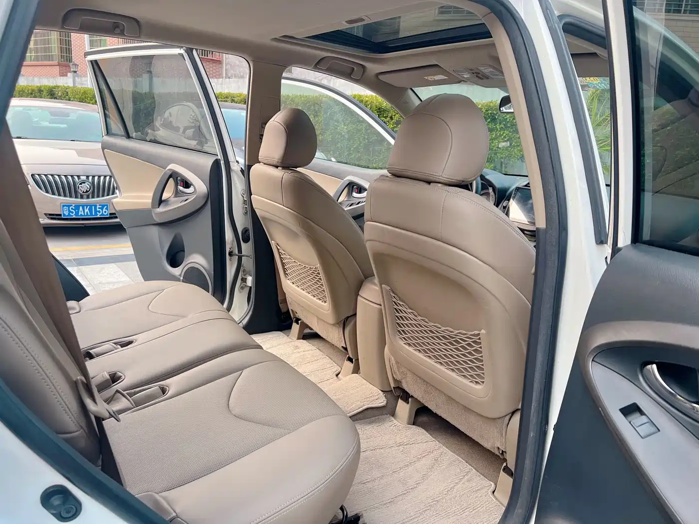 Toyota RAV4 Rongfang 2011 2.0L Automatic Luxury Edition фото 9