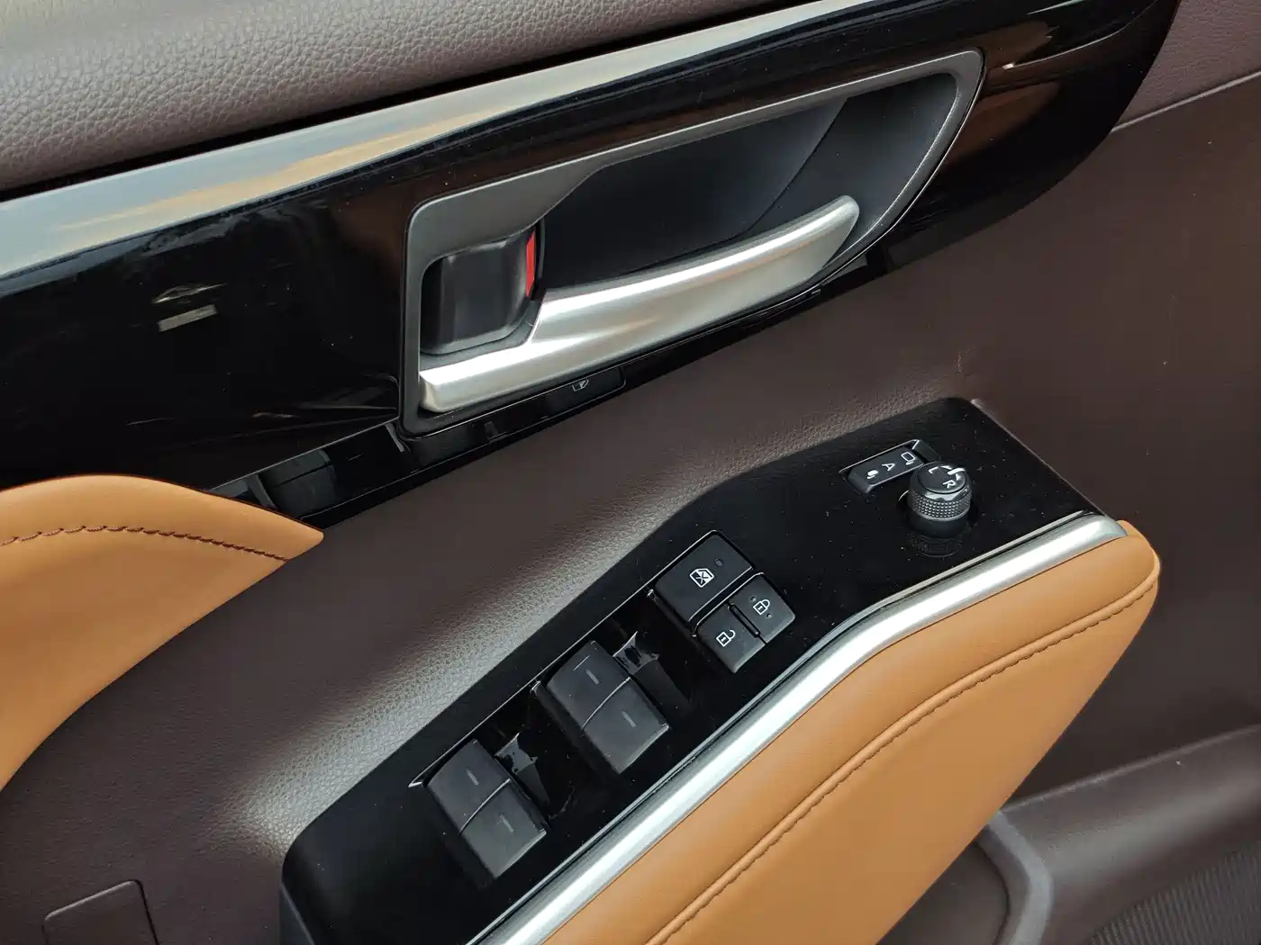 Toyota Highlander 2023 2.5L Smart Hybrid Dual Engine AWD Premium 7-Seater фото 7