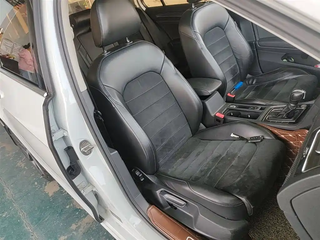 Volkswagen Golf 2018 230TSI Automatic Luxury фото 25