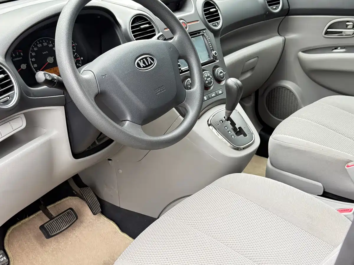 Kia Carens 2011 1.6L 5-seat Automatic Comfort фото 11