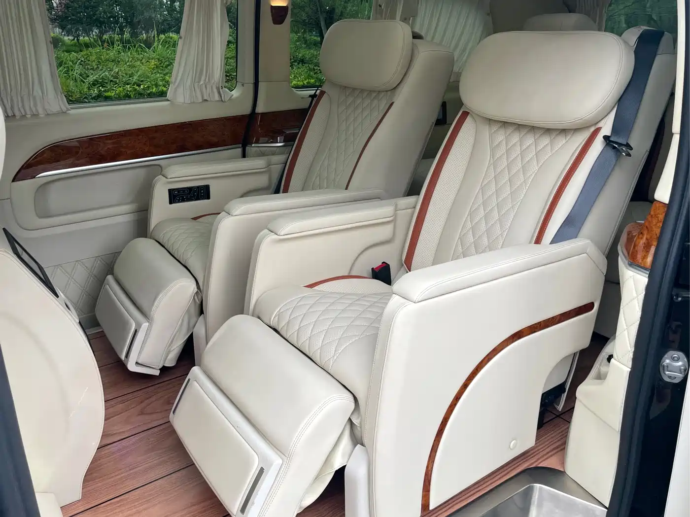 Mercedes-Benz V-Class 2017 Model V 260 L Premium Extended Edition фото 10