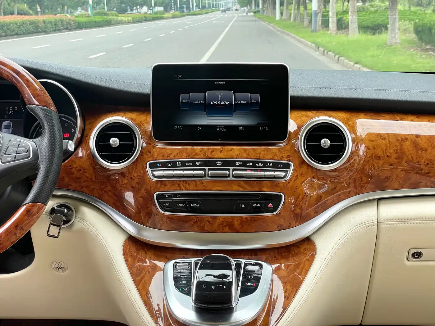 Mercedes-Benz V-Class 2017 Model V 260 L Premium Extended Edition фото 14
