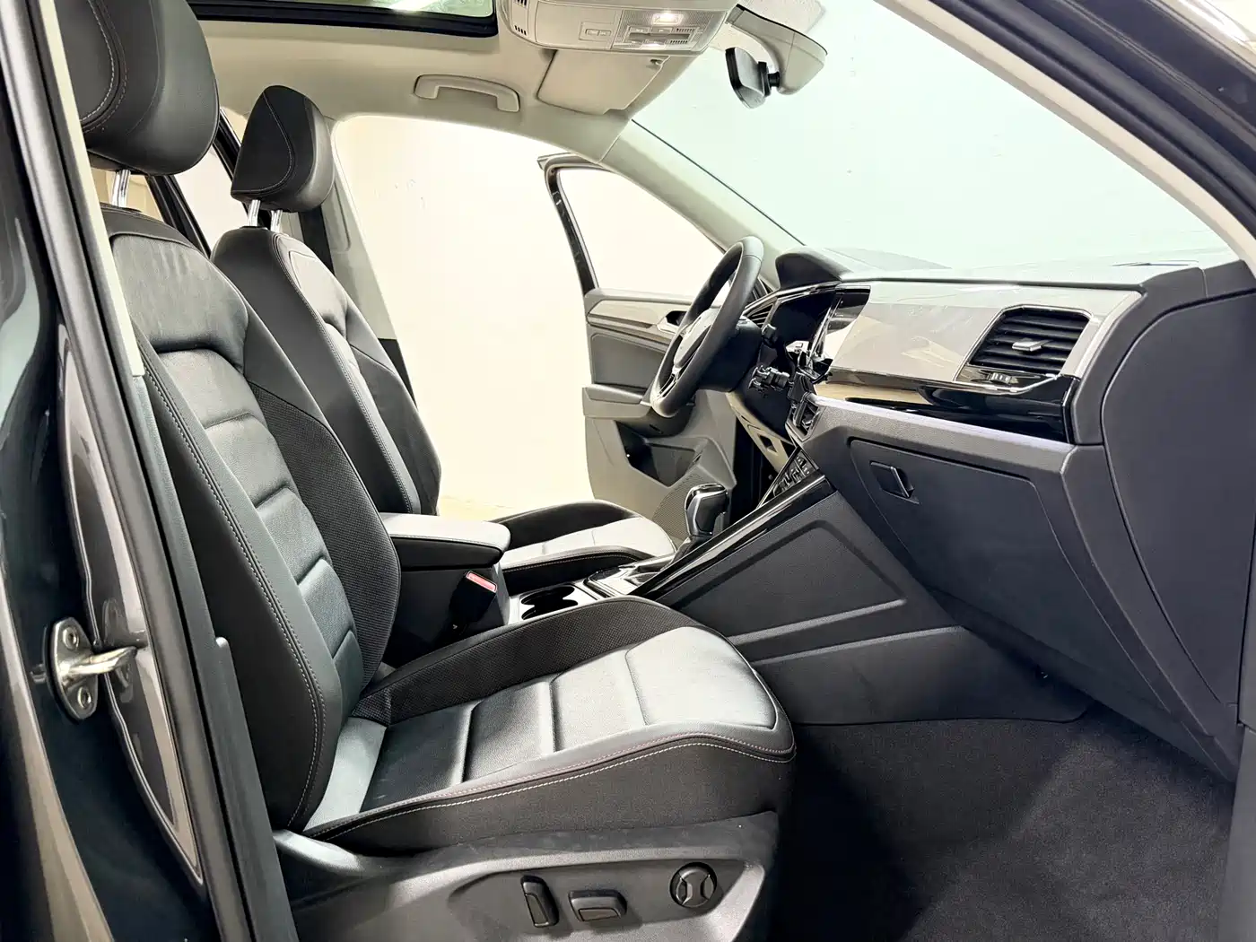 Volkswagen Tayron 2022 280TSI 2WD Luxury Smart Connect Edition фото 8