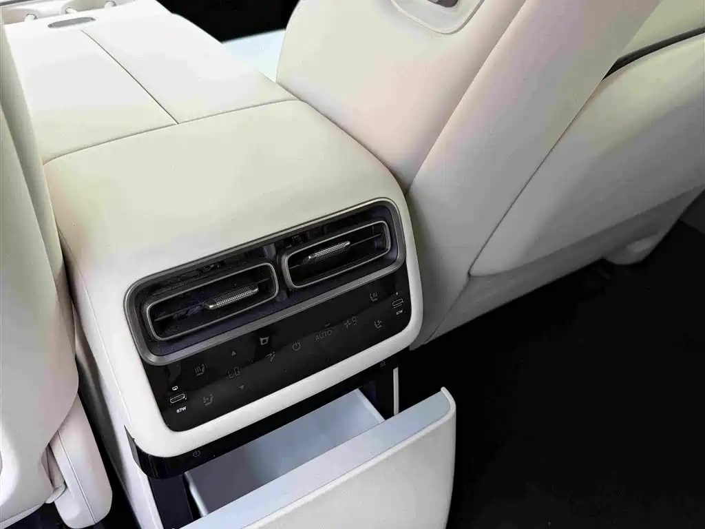 Li Auto i6 2025 2025 2WD Base Model