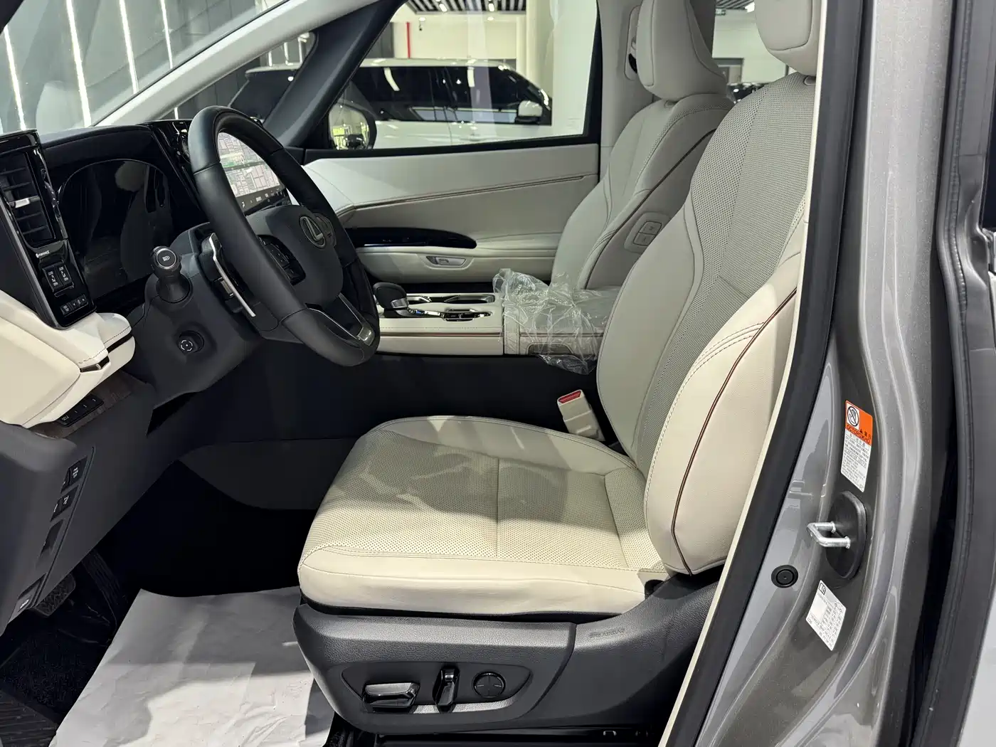 Lexus LM 2023 500h 6-Seater Prestige Edition фото 16