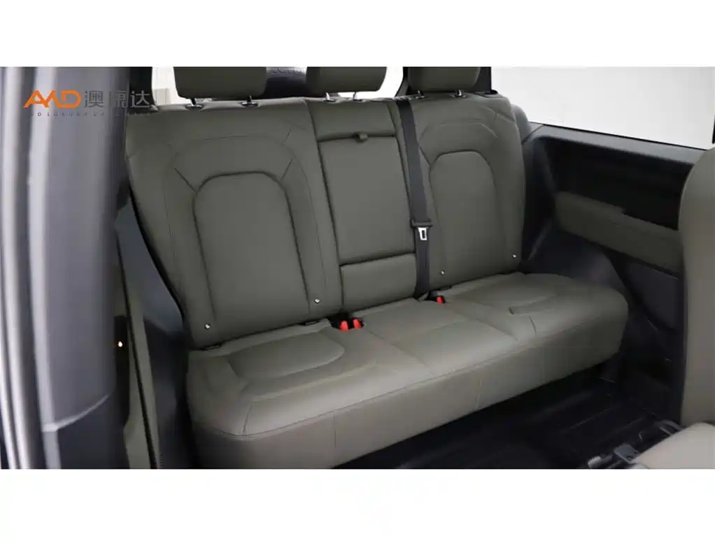 Land Rover Defender 2023 Model 90 2.0T P300 SE фото 8