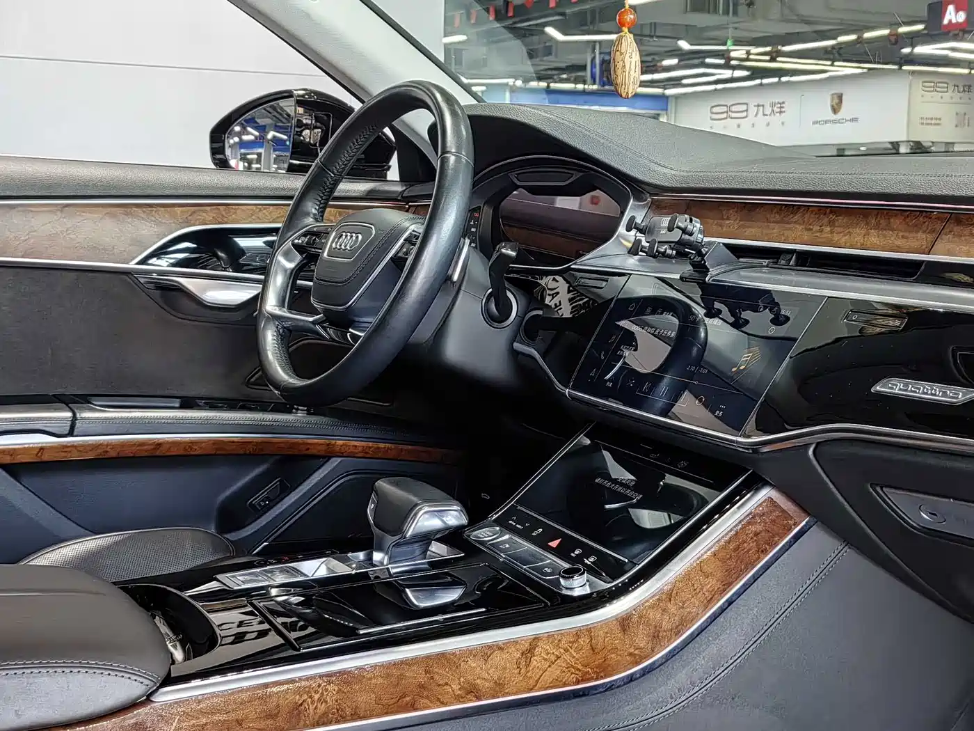 Photo 14 - Audi A8