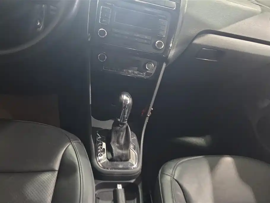 Volkswagen Polo 2013 1.6L Automatic Comfort Edition фото 16