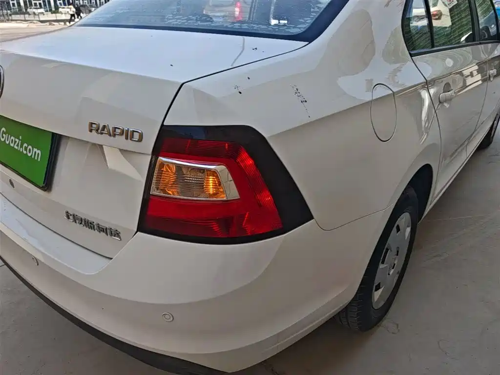 Škoda Rapid 2018 1.4L Manual Standard Edition фото 8