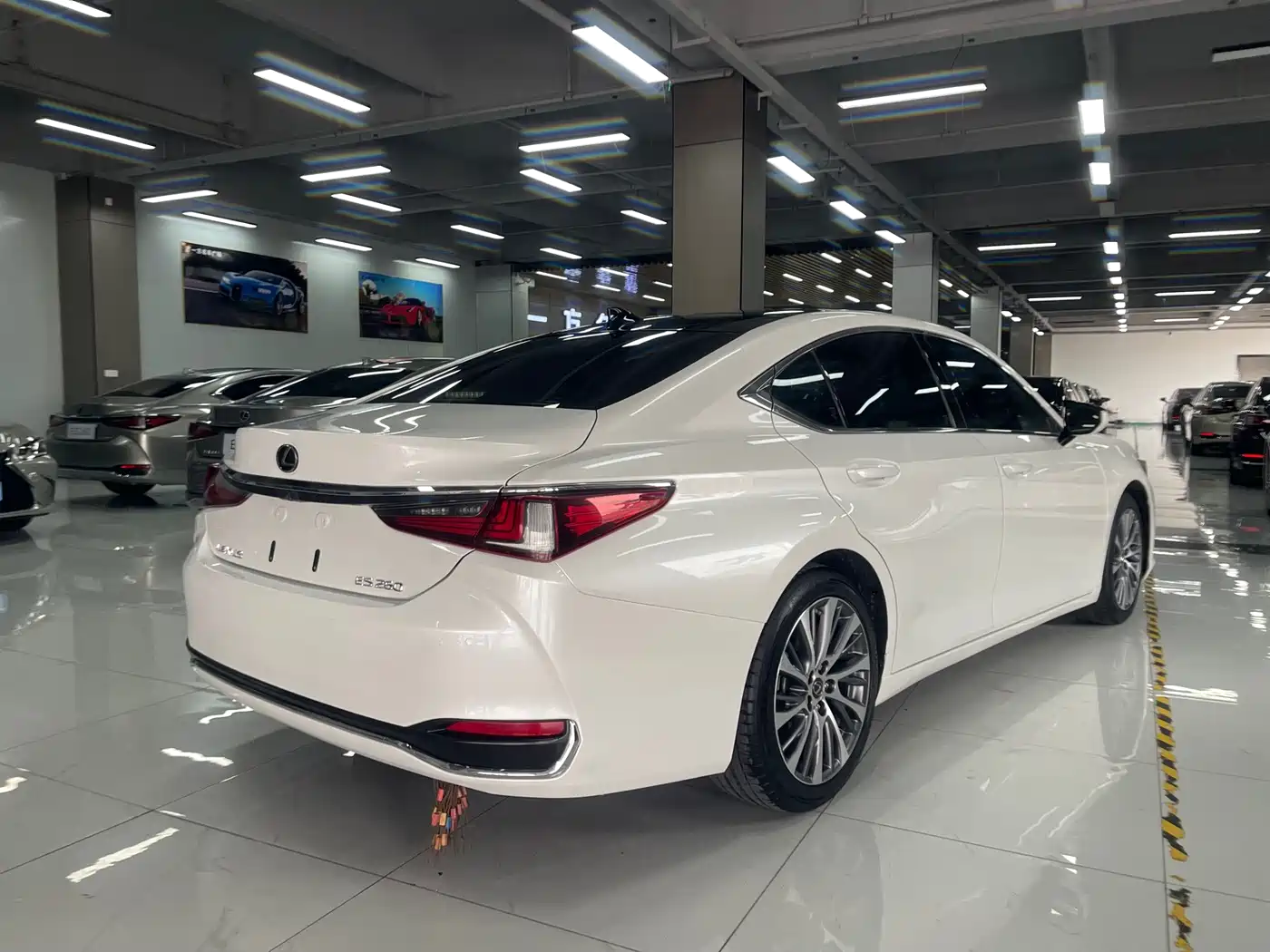 Photo 7 - Lexus ES
