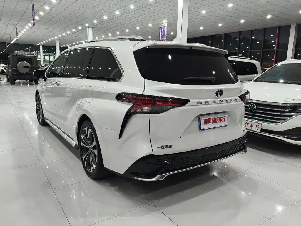 Фото 4 - Toyota Granvia