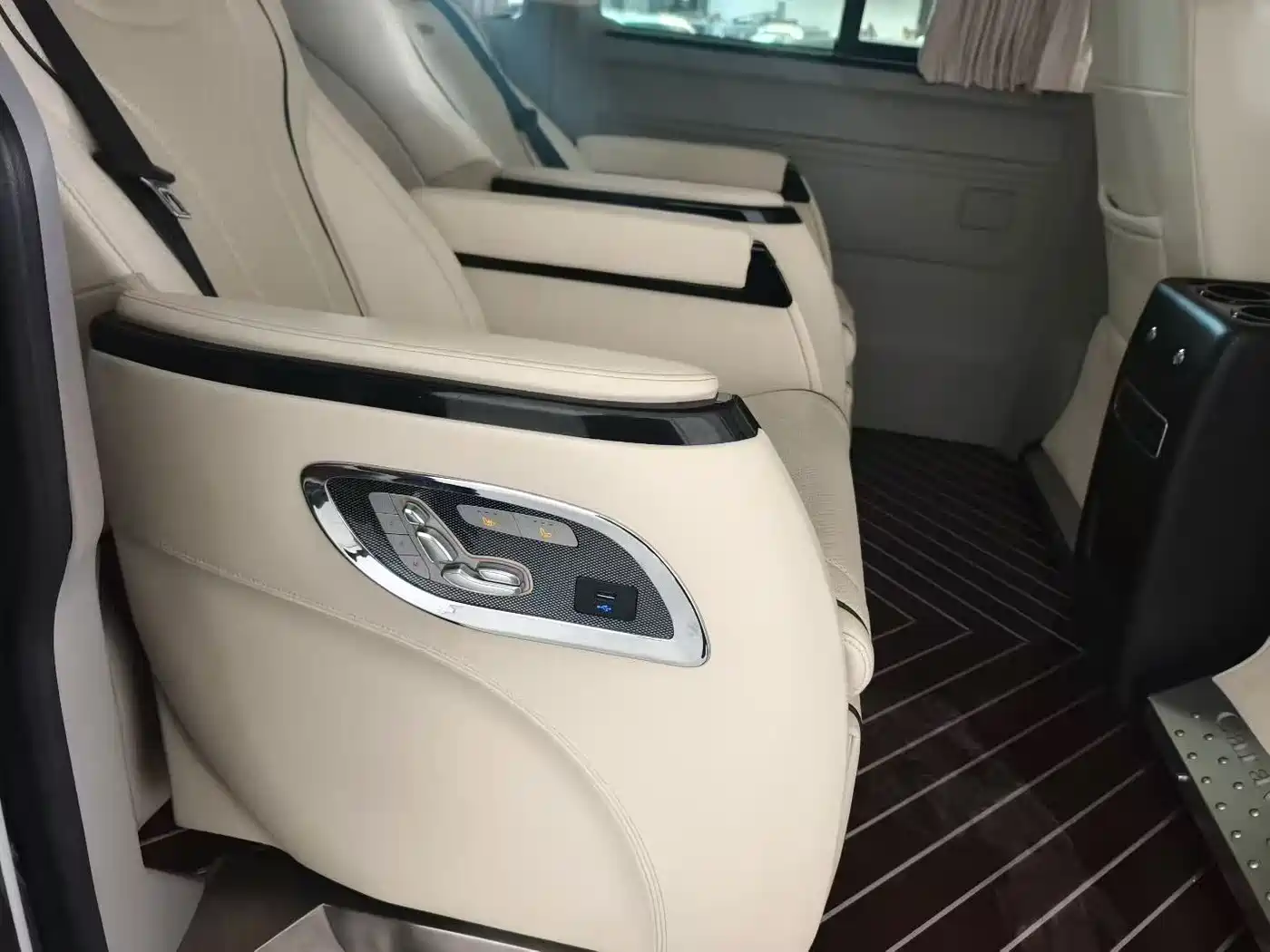 Volkswagen Caravelle 2019 2.0TSI 4WD Luxury 7-seater фото 7